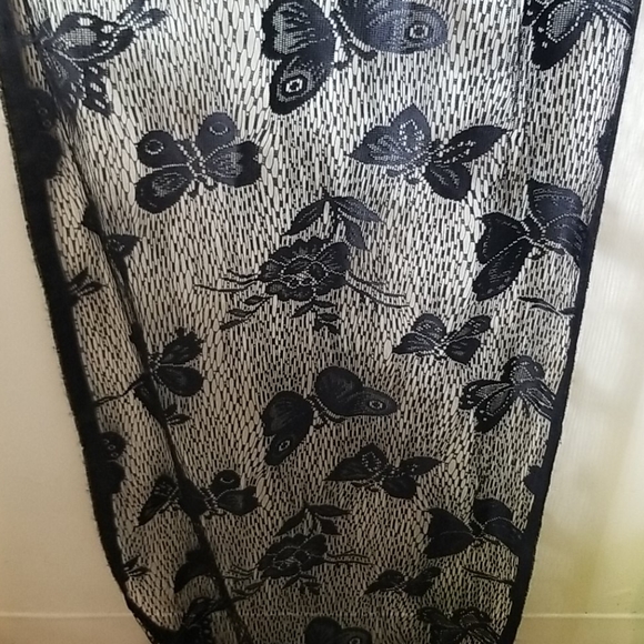 Black butterfly shawl 🦋 - Picture 6 of 8